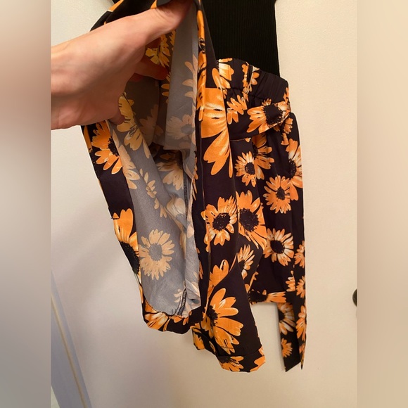 Women’s XS Sunflower Romper with Belt - Picture 5 of 5